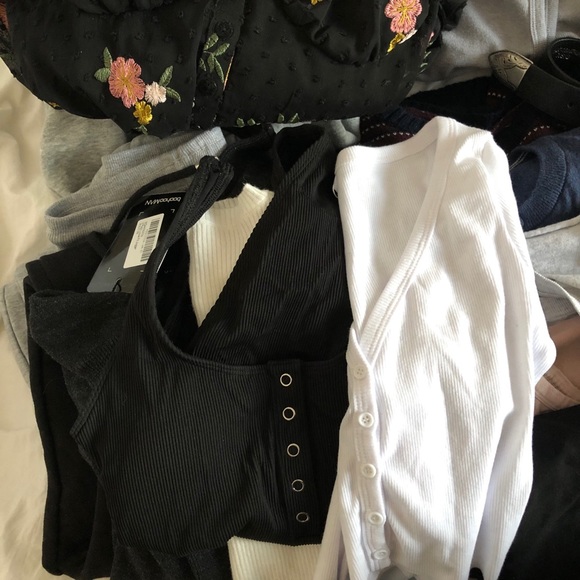 BRAND NAME CLOTHING BUNDLE (35 ITEMS) - Picture 5 of 16